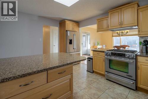 79 Temple Crescent W, Lethbridge, AB - Indoor Photo Showing Kitchen