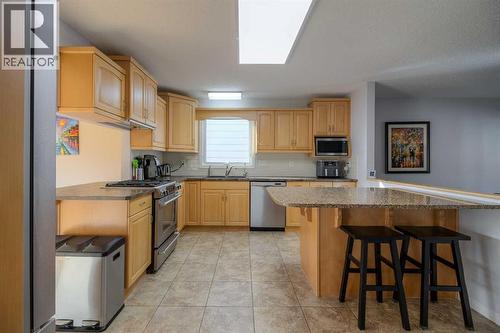 79 Temple Crescent W, Lethbridge, AB - Indoor Photo Showing Kitchen