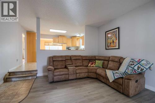 79 Temple Crescent W, Lethbridge, AB - Indoor Photo Showing Living Room