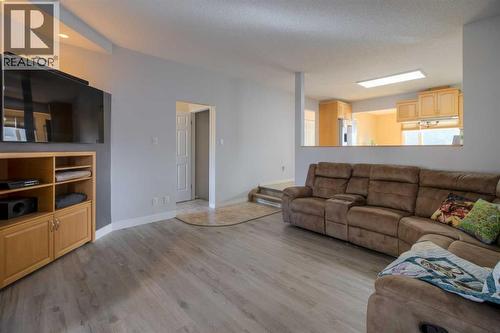 79 Temple Crescent W, Lethbridge, AB - Indoor Photo Showing Living Room