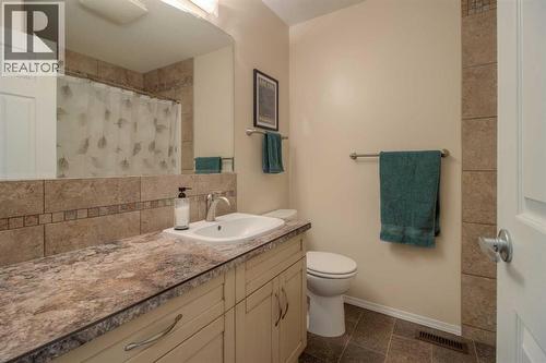 79 Temple Crescent W, Lethbridge, AB - Indoor Photo Showing Bathroom