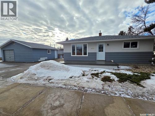 1420 Chaplin Street E, Swift Current, SK - Outdoor