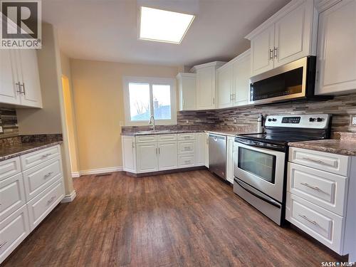 1420 Chaplin Street E, Swift Current, SK - Indoor Photo Showing Kitchen With Stainless Steel Kitchen With Upgraded Kitchen