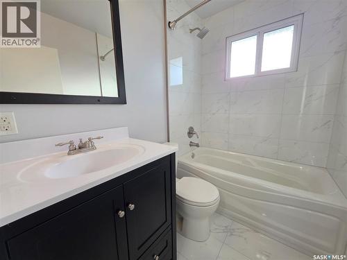 1420 Chaplin Street E, Swift Current, SK - Indoor Photo Showing Bathroom