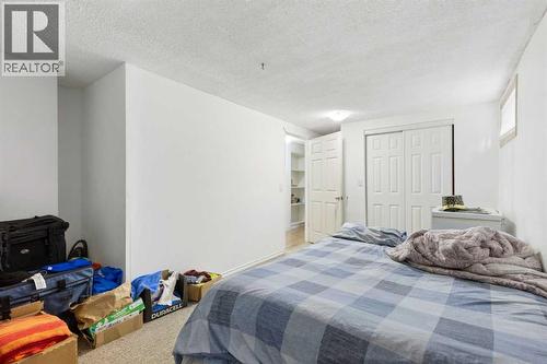 6124 Maddock Drive Ne, Calgary, AB - Indoor Photo Showing Bedroom