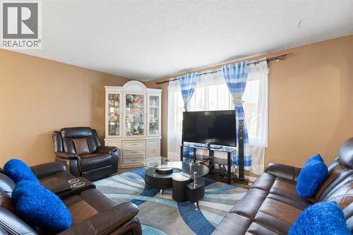 6124 Maddock Drive Ne, Calgary, AB - Indoor Photo Showing Living Room