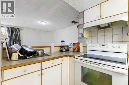 6124 Maddock Drive Ne, Calgary, AB - Indoor Photo Showing Kitchen
