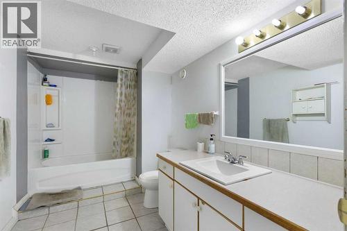 6124 Maddock Drive Ne, Calgary, AB - Indoor Photo Showing Bathroom