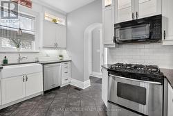 Open kitchen with curved entrance to the backyard - 