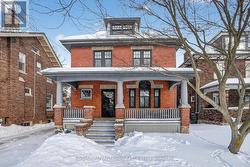 Wonderful curb appeal - 