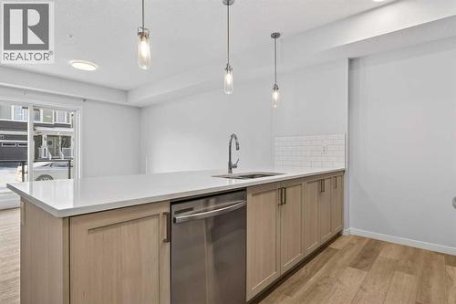 1106, 33 Carringham Gate Nw, Calgary, AB - Indoor Photo Showing Kitchen With Upgraded Kitchen