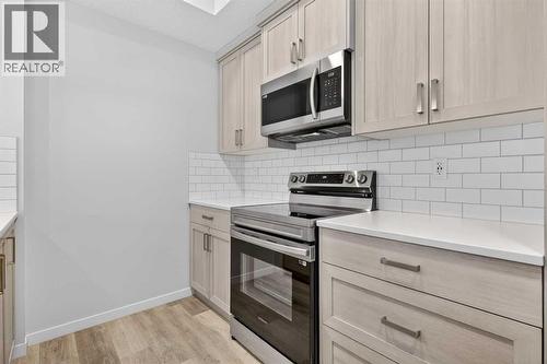 1106, 33 Carringham Gate Nw, Calgary, AB - Indoor Photo Showing Kitchen