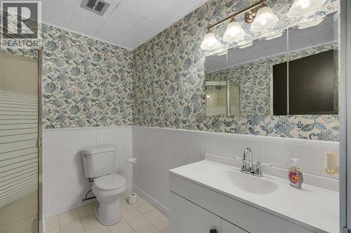 3404 35 Avenue Se, Calgary, AB - Indoor Photo Showing Bathroom
