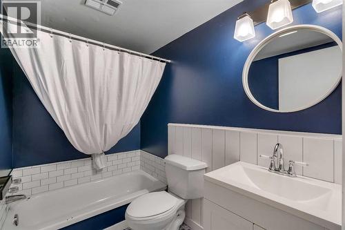 3404 35 Avenue Se, Calgary, AB - Indoor Photo Showing Bathroom