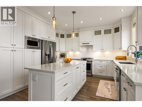 1553 Emerald Drive, Kamloops, BC - Indoor Photo Showing Kitchen With Upgraded Kitchen