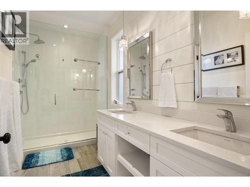 1553 Emerald Drive, Kamloops, BC - Indoor Photo Showing Bathroom