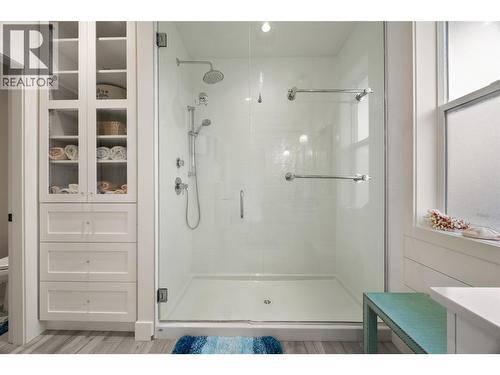 1553 Emerald Drive, Kamloops, BC - Indoor Photo Showing Bathroom