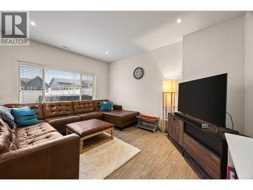 1553 Emerald Drive, Kamloops, BC - Indoor Photo Showing Living Room