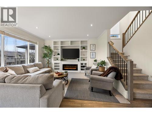 1553 Emerald Drive, Kamloops, BC - Indoor Photo Showing Living Room