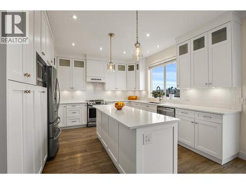 1553 Emerald Drive, Kamloops, BC - Indoor Photo Showing Kitchen With Upgraded Kitchen