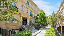 TH32 - 88 CARR STREET  Toronto, ON M5T 1B7