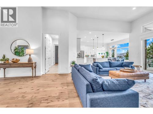 3452 Blue Grass Lane, Kelowna, BC - Indoor Photo Showing Living Room