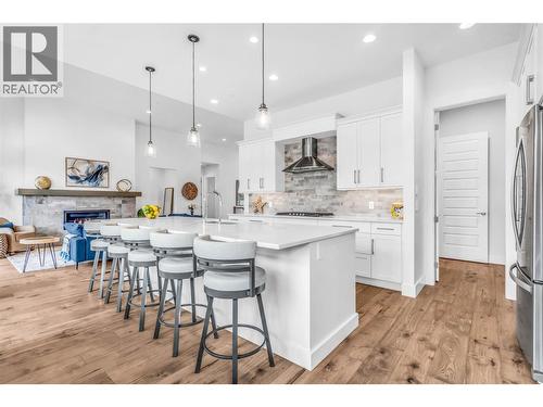 3452 Blue Grass Lane, Kelowna, BC - Indoor Photo Showing Kitchen With Upgraded Kitchen