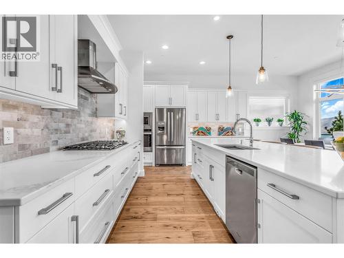 3452 Blue Grass Lane, Kelowna, BC - Indoor Photo Showing Kitchen With Upgraded Kitchen