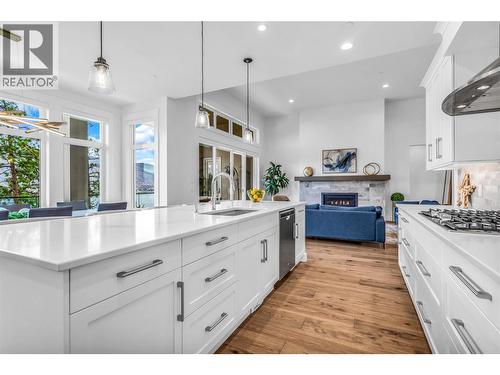 3452 Blue Grass Lane, Kelowna, BC - Indoor Photo Showing Kitchen With Upgraded Kitchen