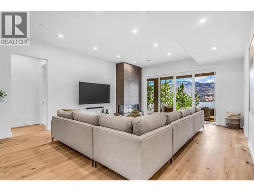 3452 Blue Grass Lane, Kelowna, BC - Indoor Photo Showing Living Room