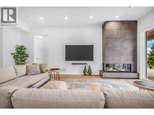 3452 Blue Grass Lane, Kelowna, BC - Indoor Photo Showing Living Room