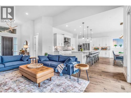 3452 Blue Grass Lane, Kelowna, BC - Indoor Photo Showing Living Room