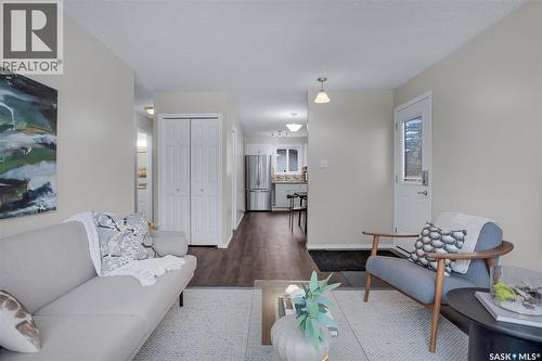 330 Smallwood Crescent, Saskatoon, SK - Indoor Photo Showing Living Room