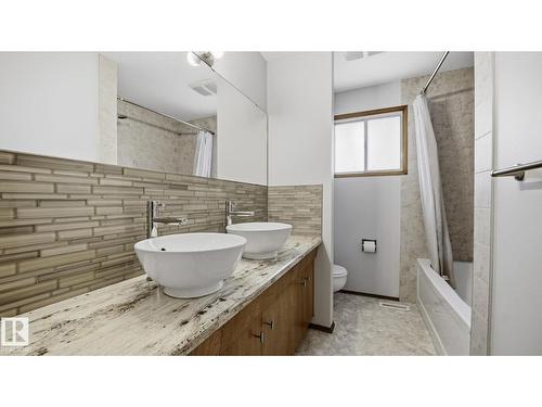 8911 83 Av Nw, Edmonton, AB - Indoor Photo Showing Bathroom
