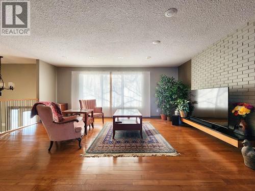 310 54 Avenue E, Claresholm, AB - Indoor Photo Showing Living Room
