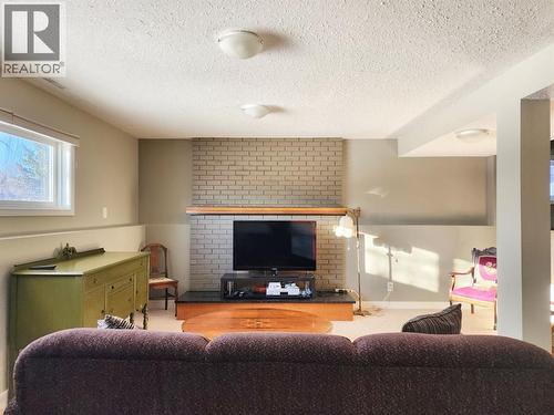 310 54 Avenue E, Claresholm, AB - Indoor Photo Showing Living Room