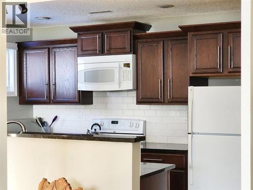 310 54 Avenue E, Claresholm, AB - Indoor Photo Showing Kitchen