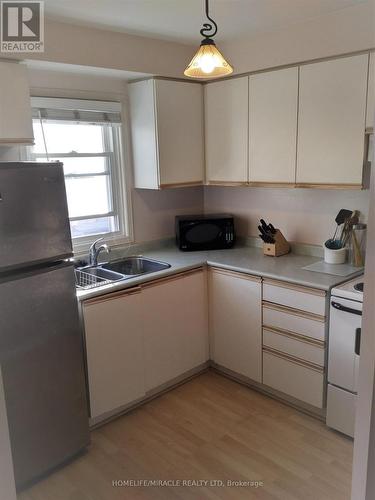 459 Beechwood Place, Waterloo, ON - Indoor Photo Showing Kitchen With Double Sink