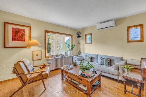 51 Claxton Boulevard, Toronto, ON - Indoor Photo Showing Living Room