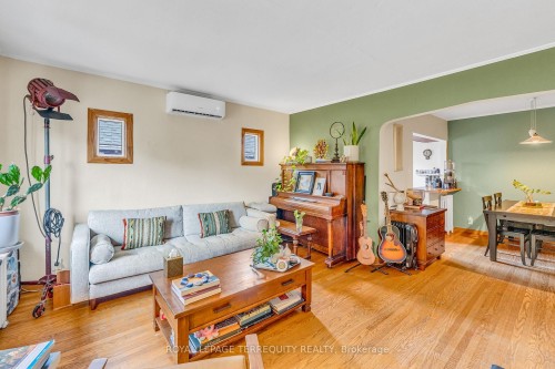 51 Claxton Boulevard, Toronto, ON - Indoor Photo Showing Living Room