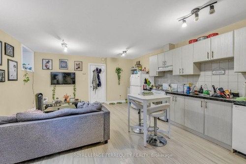 51 Claxton Boulevard, Toronto, ON - Indoor Photo Showing Kitchen With Double Sink
