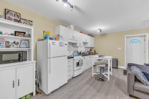 51 Claxton Boulevard, Toronto, ON - Indoor Photo Showing Kitchen