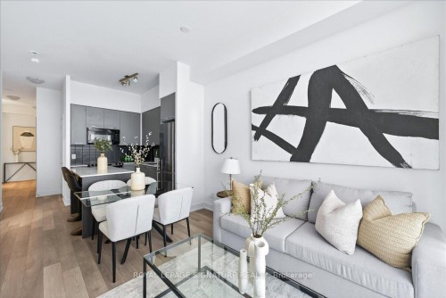 Lph06-9471 Yonge Street, Richmond Hill, ON - Indoor Photo Showing Living Room