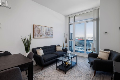 332-9471 Yonge Street, Richmond Hill, ON - Indoor Photo Showing Living Room