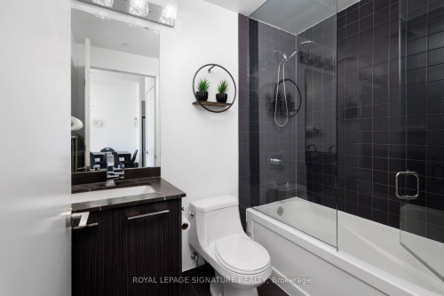 332-9471 Yonge Street, Richmond Hill, ON - Indoor Photo Showing Bathroom