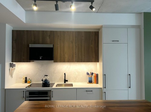 321-689 The Queensway N/A, Toronto, ON - Indoor Photo Showing Kitchen