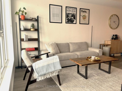 321-689 The Queensway N/A, Toronto, ON - Indoor Photo Showing Living Room