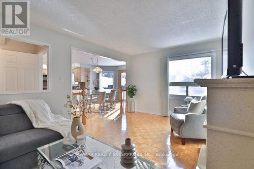 4576 Tribal Court, Mississauga, ON - Indoor Photo Showing Living Room