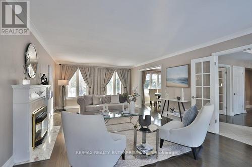 208 Mineola Road W, Mississauga, ON - Indoor Photo Showing Living Room
