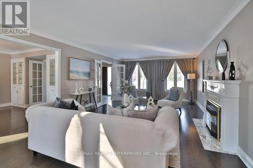 208 Mineola Road W, Mississauga, ON - Indoor Photo Showing Living Room